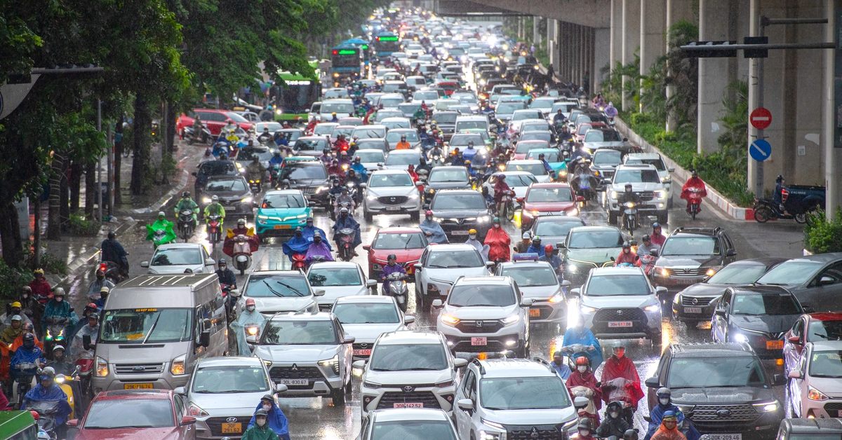 Hà Nội đón "mưa vàng" đúng giờ cao điểm, nhiều tuyến phố ùn tắc