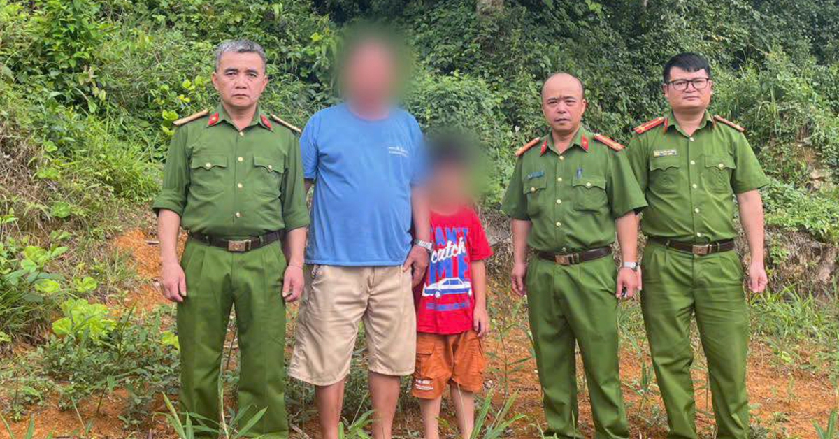 3 giờ tìm kiếm bé trai 8 tuổi ở Hà Nội đi lạc vào khe núi khi tham quan