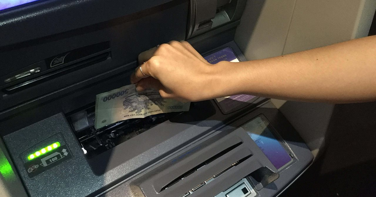 Phát hiện cọc tiền 9 triệu đồng nằm chỏng chơ trong hộc ATM của Ngân hàng MB