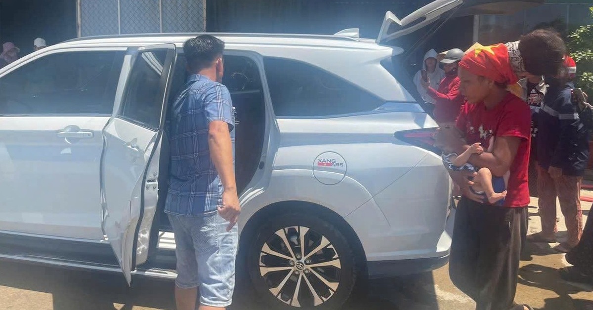Ba mẹ con đi bộ xuyên miền Trung dưới nắng 40 độ C được hỗ trợ lên taxi về nhà