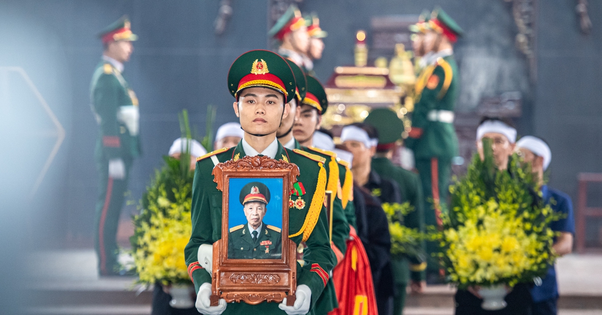 Xúc động hình ảnh đồng đội, người dân tiễn biệt Anh hùng La Văn Cầu