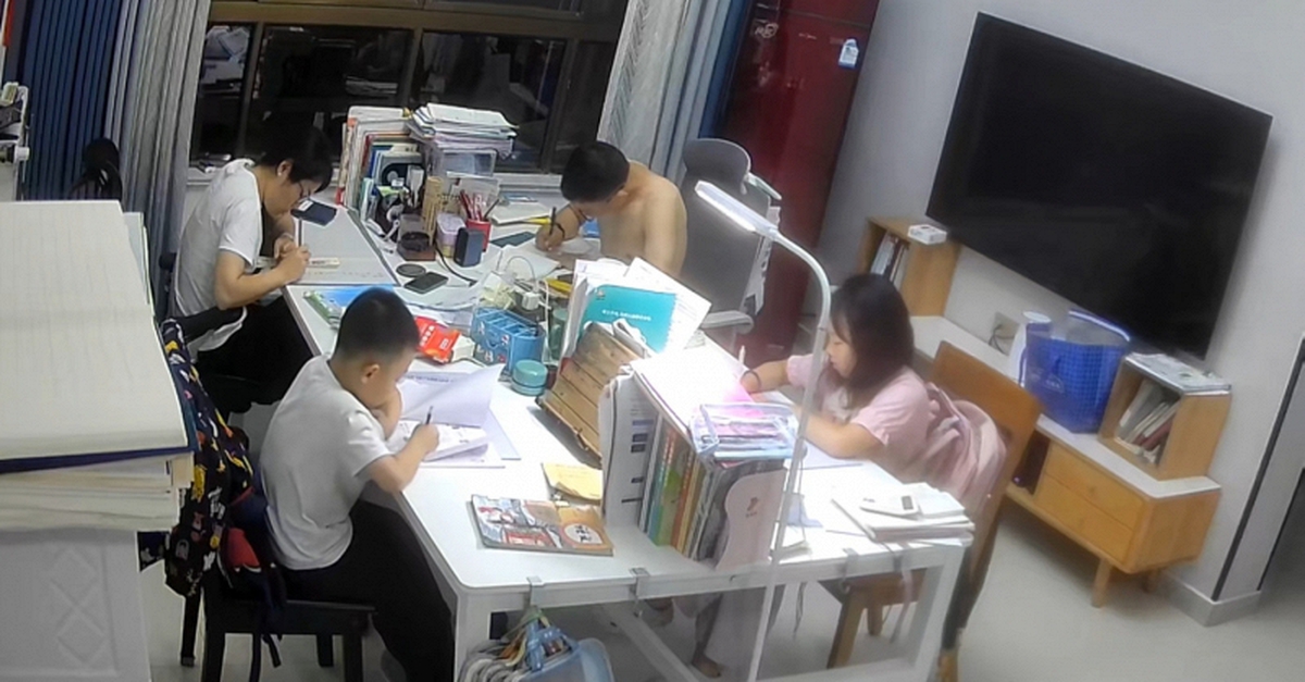 Cảnh tượng lúc 8h tối trong phòng khách một gia đình gây tranh cãi