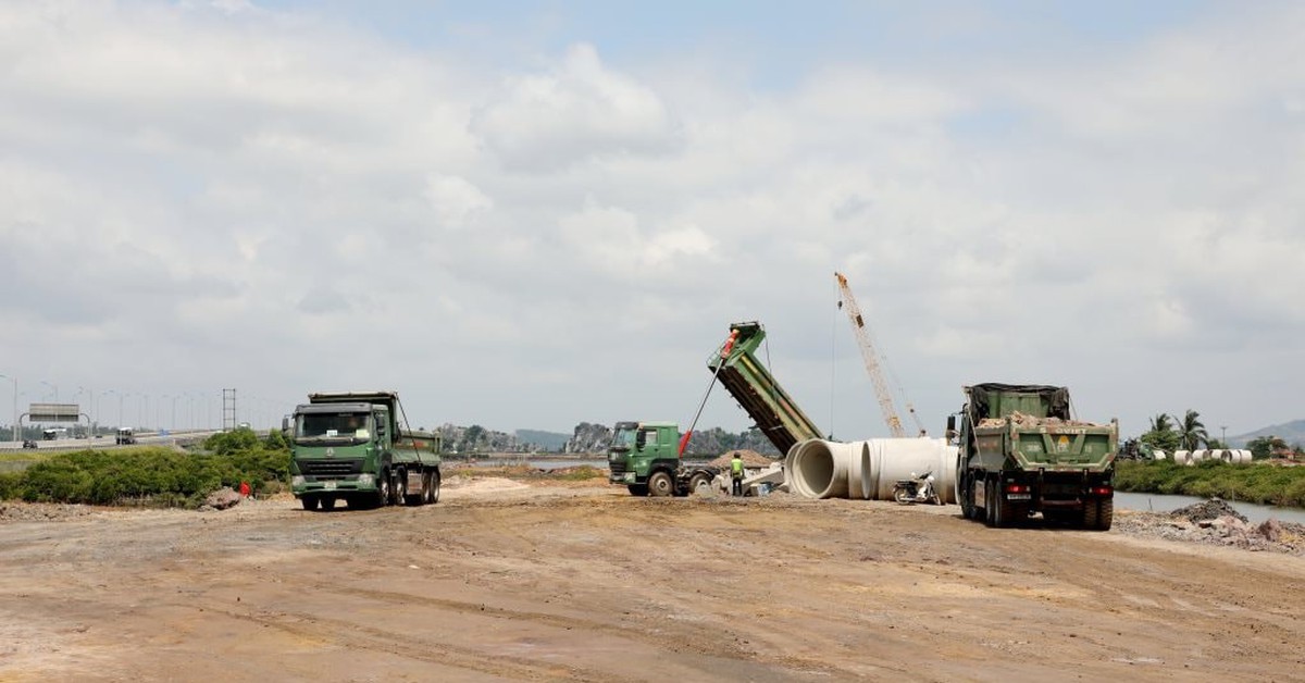 Doanh nghiệp của tỷ phú Phạm Nhật Vượng huy động máy móc thi công nhà ga tại siêu dự án 5,6 tỷ USD chưa từng có trong lịch sử
