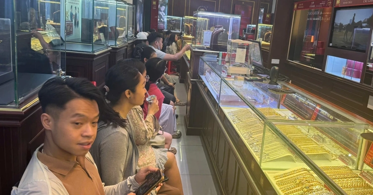Lỗ ngay 4 triệu đồng/lượng, vì sao nhiều người vẫn xếp hàng mua vàng?