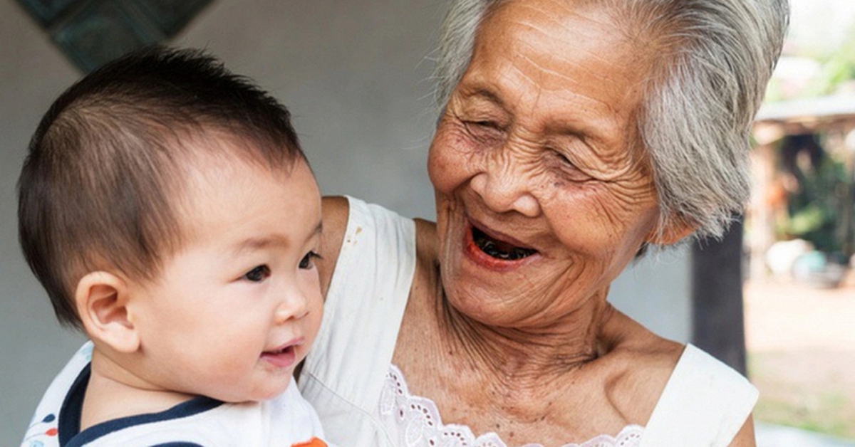 Không phải cứ "cháu hư tại bà", nếu ông bà và bố mẹ phối hợp nuôi dạy kiểu này thì trẻ thông minh hơn hẳn bố mẹ cùng trang lứa!