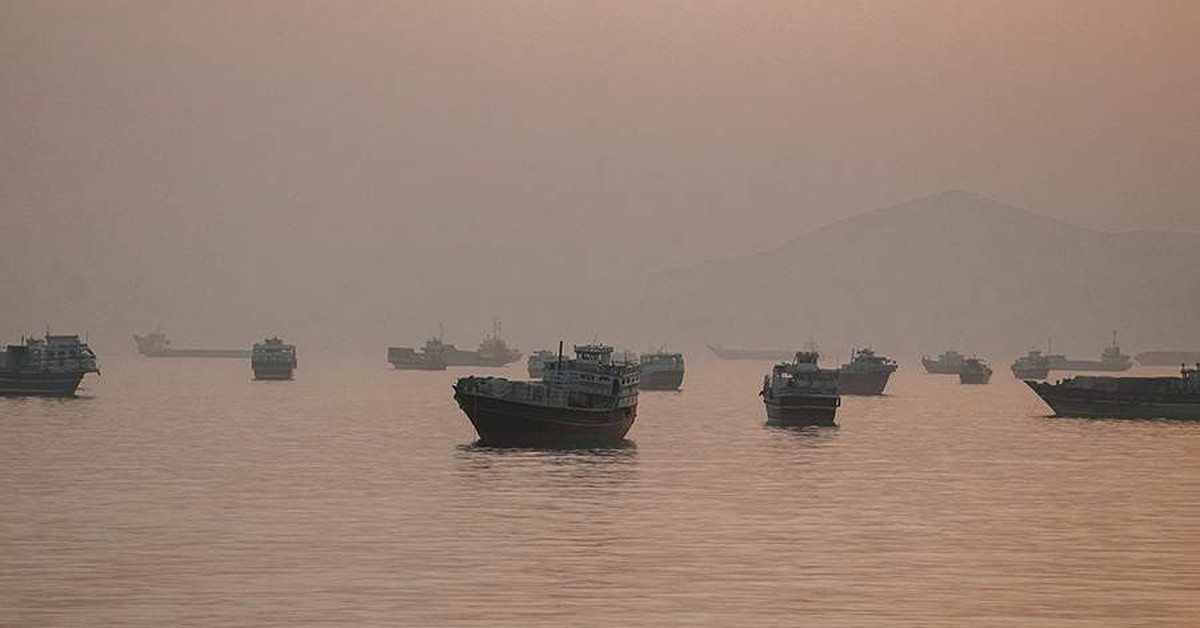 Báo Mỹ: Hơn 100 tàu thương mại được hộ tống qua eo biển Hormuz