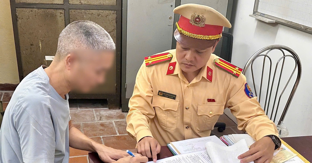 Phạt tài xế xe tải làm rơi bùn đất xuống đường Hà Nội khiến 2 xe máy trượt ngã