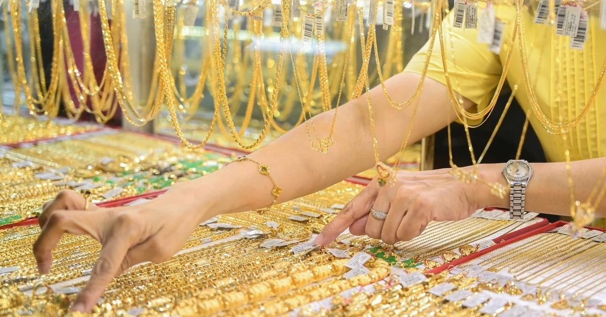 Giá vàng lao dốc mạnh, có nên xuống tiền mua lúc này?