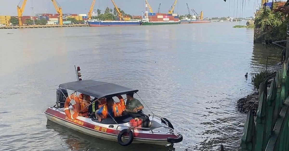 Điều tra vụ nam thanh niên tử vong khi lội xuống sông Đồng Nai