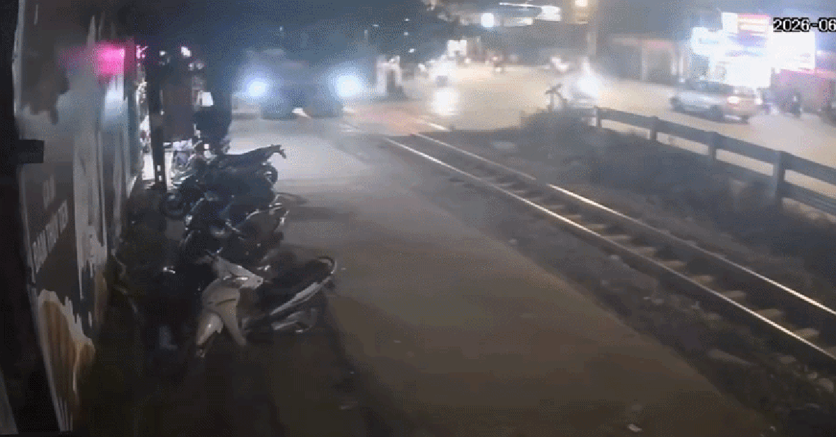 Hà Nội: Xe tải băng qua đường sắt bị tàu hỏa húc văng