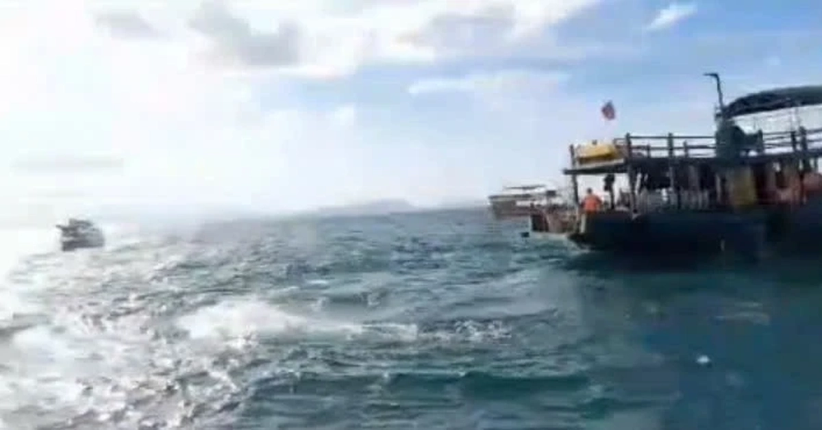 Chìm ca nô du lịch trên biển Cửa Đại