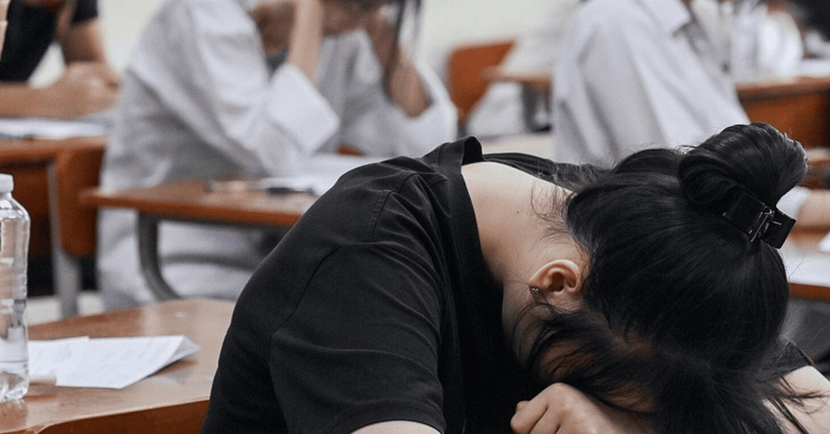 1 chi tiết trong bảng điểm thi vào lớp 10 của em gái khiến người chị bủn rủn tay chân: "Tôi không còn tâm trạng làm gì nữa"