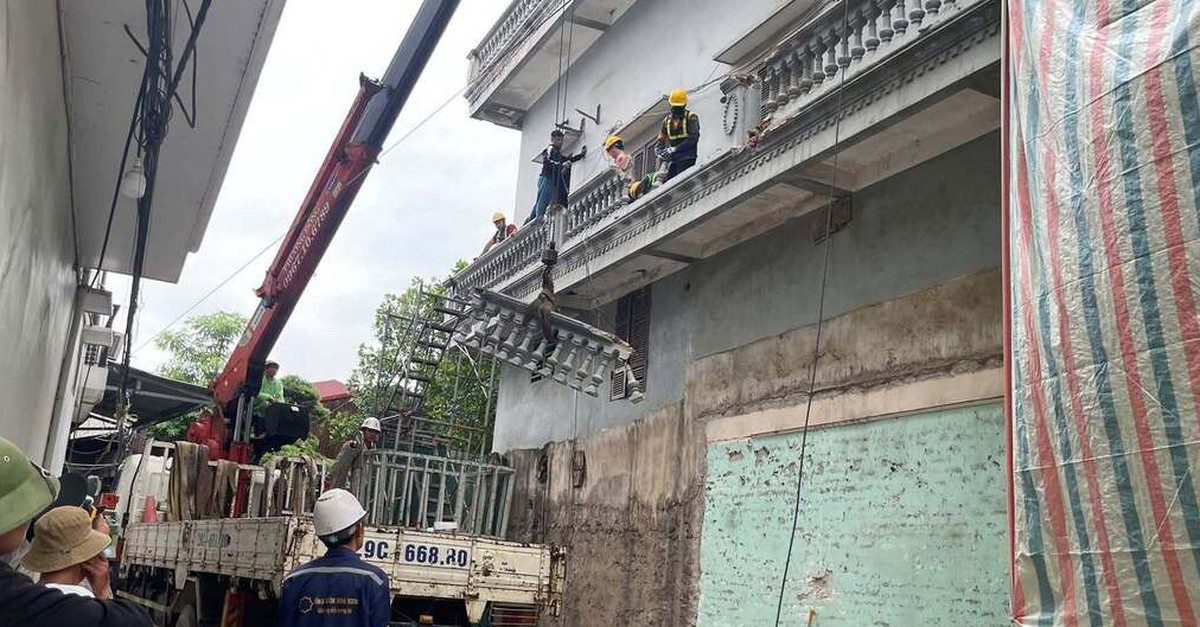 Vụ xịt nước vào thợ xây nhà hàng xóm: Cưỡng chế phá dỡ ban công vi phạm