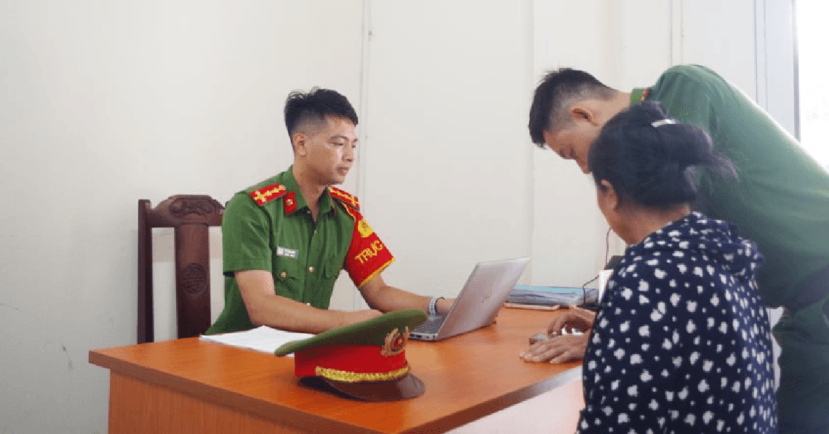 Vừa kết bạn Zalo để được hướng dẫn tích hợp thông tin VNeID, người phụ nữ SN 1967 lập tức trình báo công an
