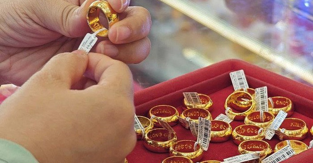 Giá vàng bất ngờ tăng mạnh, vàng nhẫn tăng 900.000 đồng/lượng