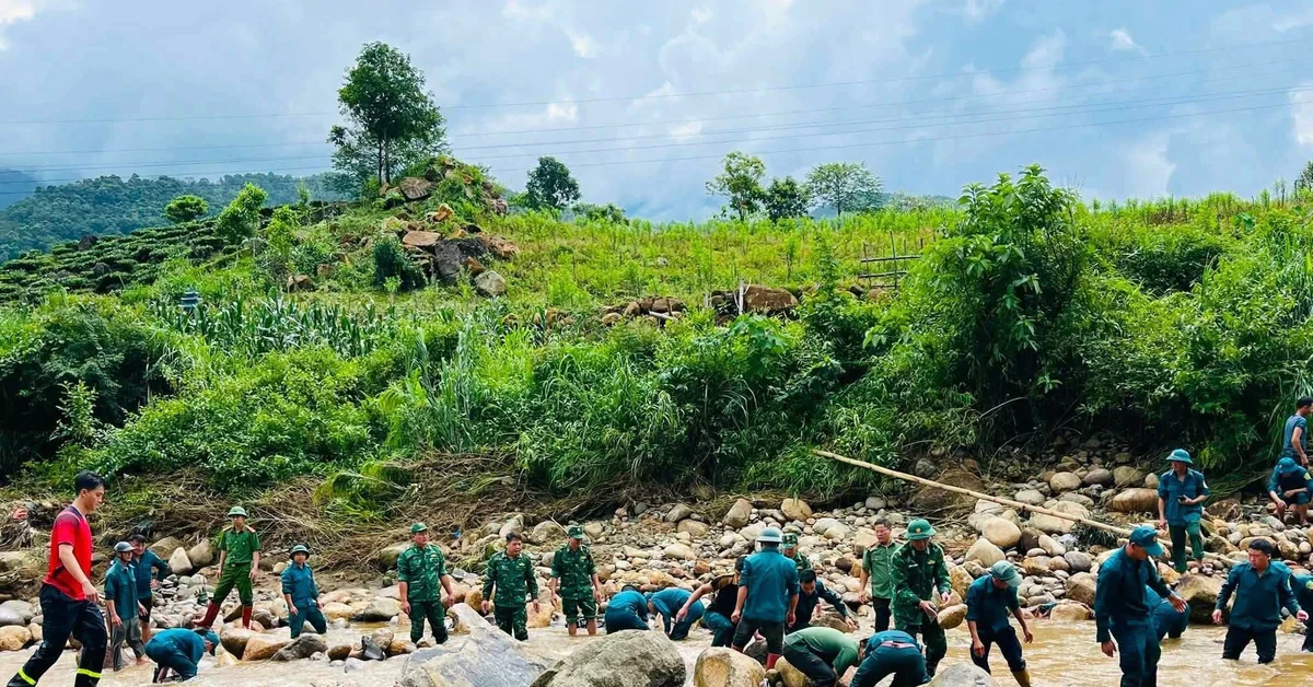 Hàng trăm người xuyên đêm tìm nạn nhân bị lũ cuốn ở Lai Châu