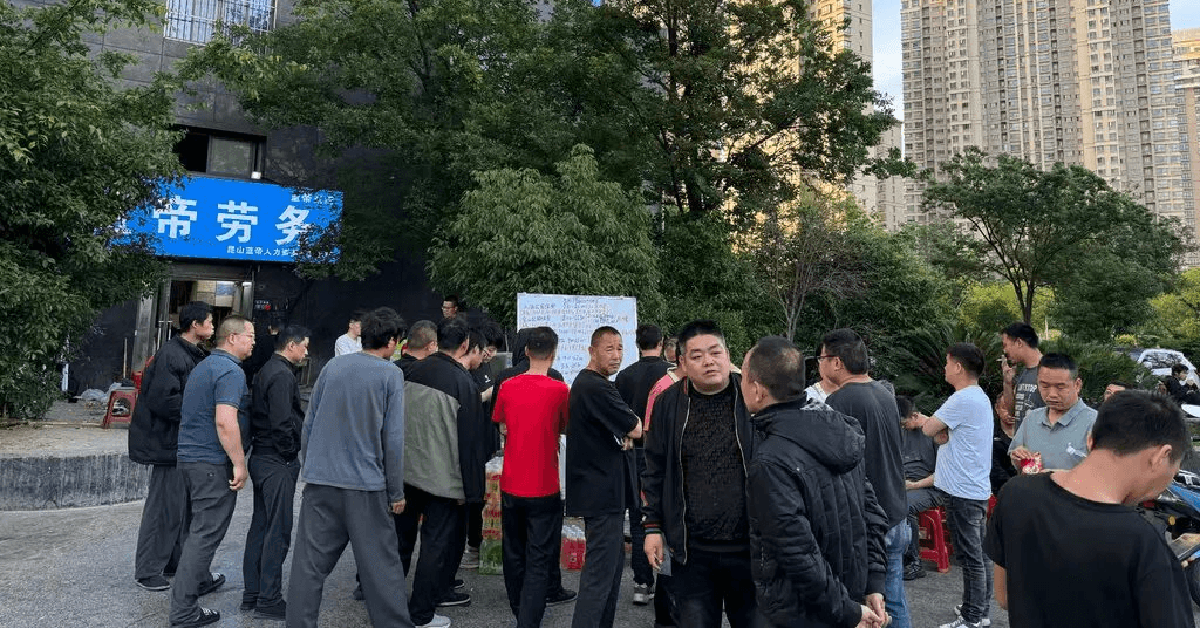 “Tôi thực sự choáng váng, họ không cần người nữa”: Hơn 40 triệu lao động Trung Quốc đứng trước nguy cơ bị bỏ lại phía sau