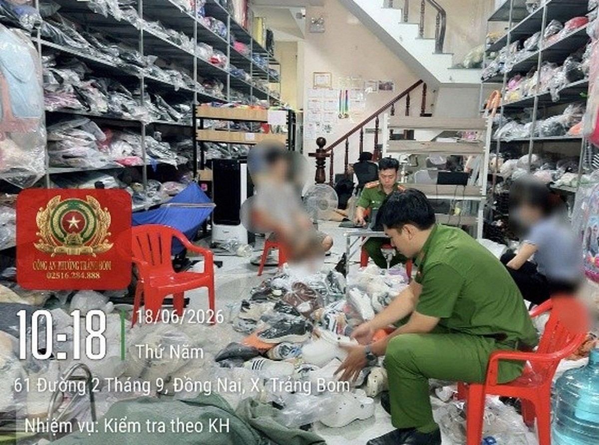 Công an liên tiếp kiểm tra nhiều cơ sở kinh doanh giày dép, tạp hóa