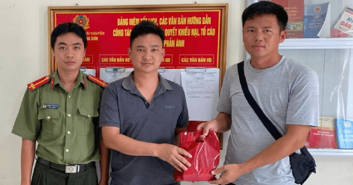 Tài khoản đột ngột nhận được 200.200.000 đồng không rõ người chuyển, Vũ Văn Thìn SN 1988 lập tức rút toàn bộ tiền mặt rồi báo công an