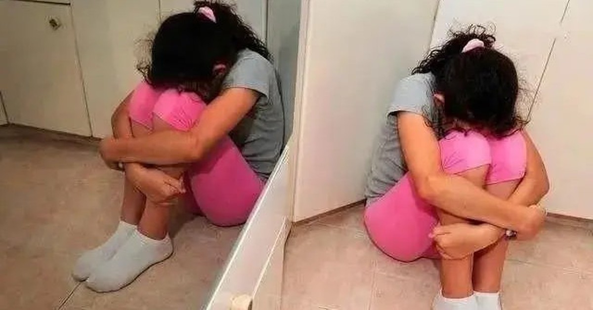 Thấy con gái 8 tuổi liên tục kẹp chặt 2 chân, mẹ liền nổi giận mắng mỏ 1 trận để rồi sau đó hối hận vô cùng