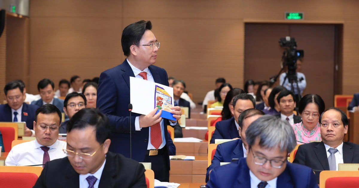 Đại biểu mang vỏ thuốc bảo vệ thực vật đến hội trường chất vấn rau phun thuốc