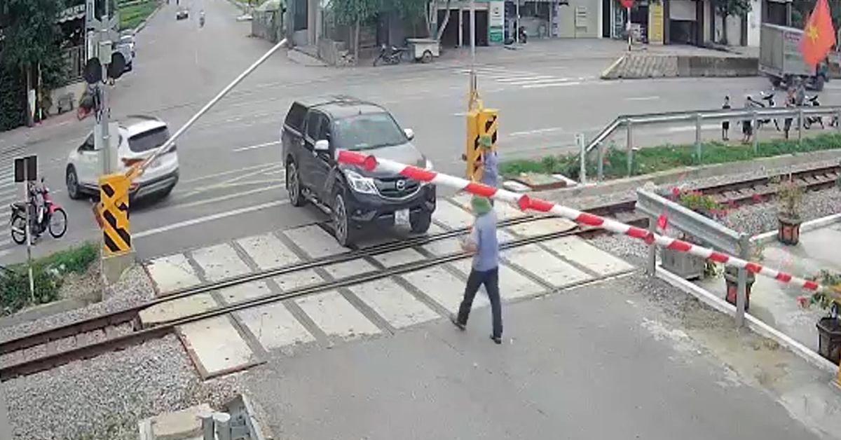 Video: Khoảnh khắc nữ tài xế vượt đèn tín hiệu băng qua đường sắt