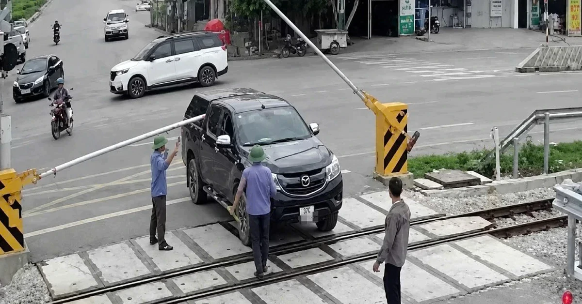 Xử phạt 19 triệu đồng, tước giấy phép lái xe nữ tài xế vượt rào chắn đường sắt