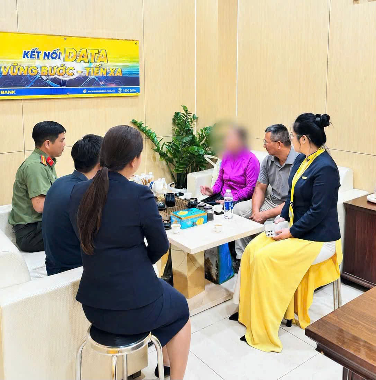 Bà cụ 72 tuổi đến Ngân hàng Nam Á giao dịch 350 triệu đồng, nhân viên phát hiện điều bất thường và lập tức báo công an