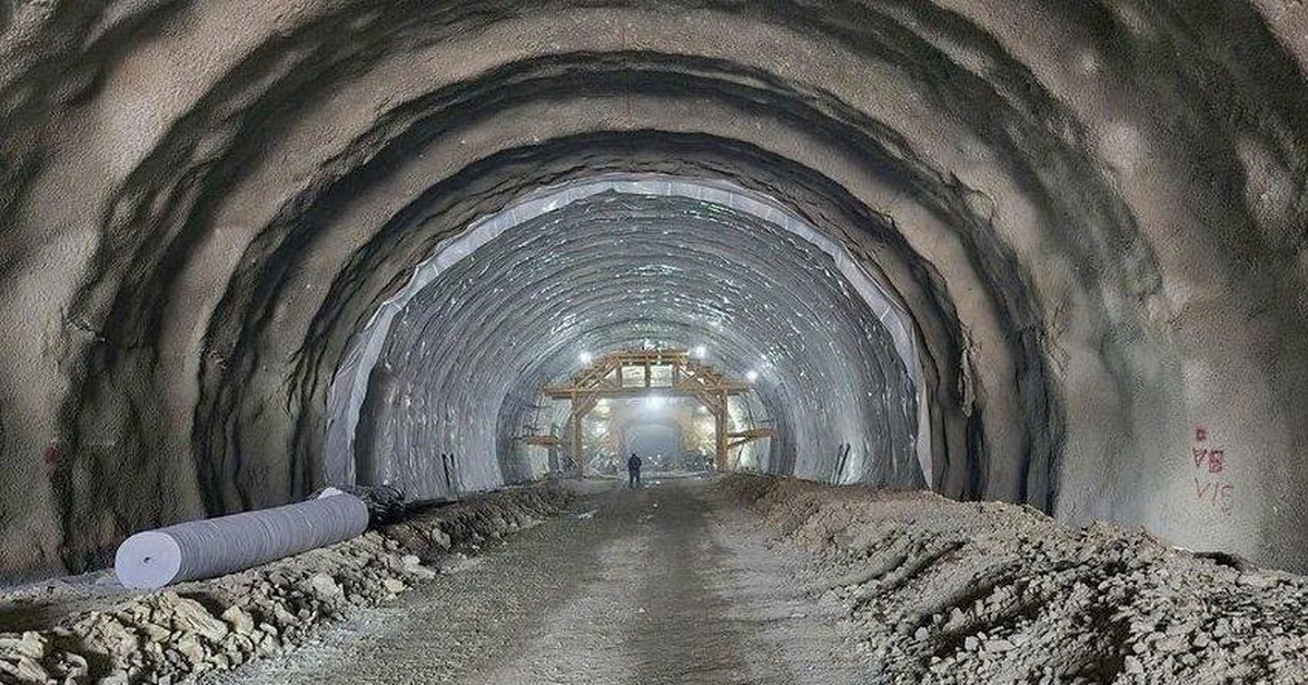 Khối đá lớn rơi xuống, hầm cấp đặc biệt dài 3.200m lóe sáng, 1.000 người Việt Nam vỡ òa vì thành công lớn