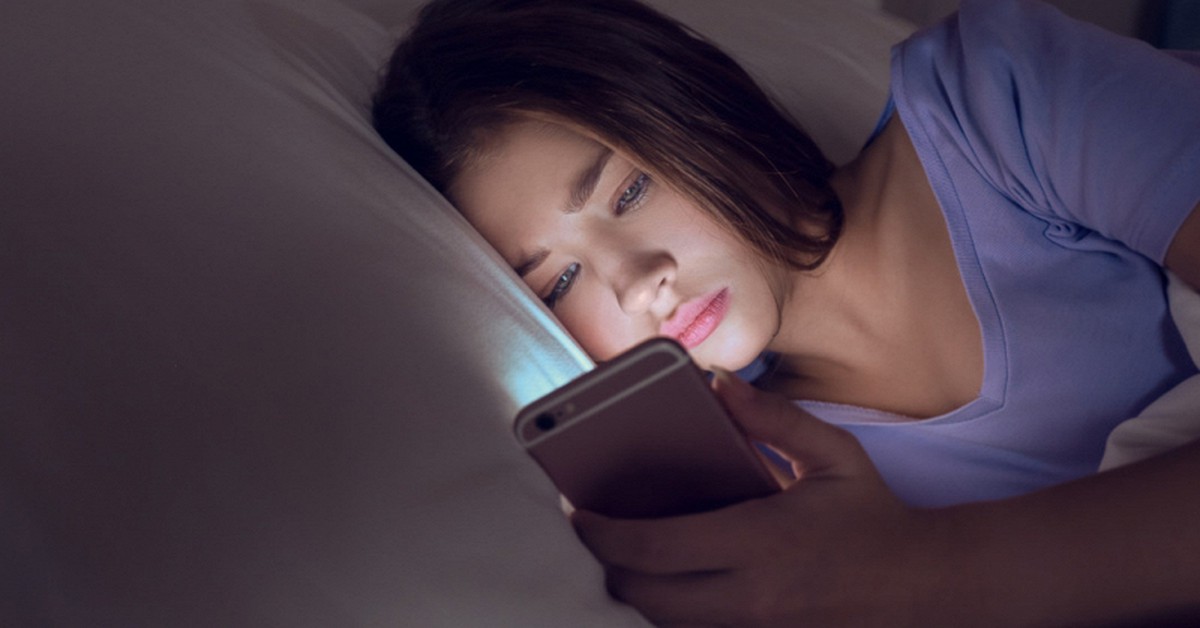 Lời khuyên cho những người thường xuyên lướt điện thoại trước khi ngủ