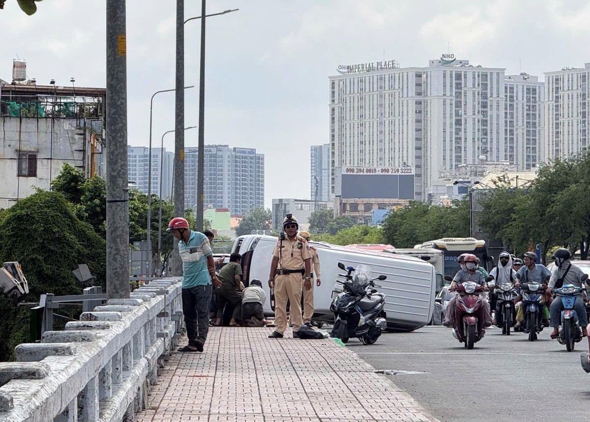 Lật xe trên cầu An Lạc, nam tài xế ở TP.HCM bất ngờ nhảy xuống kênh rồi đòi đánh người cứu