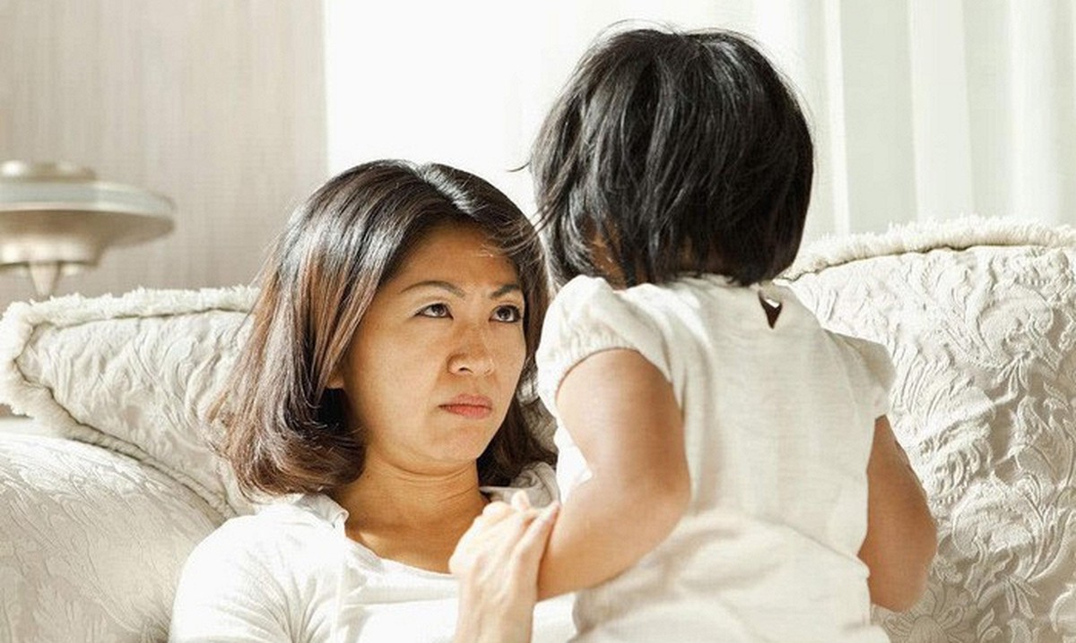 Sai lầm tai hại bào mòn cả gia đình: Đẩy "vai ác" cho người mẹ phải đóng!