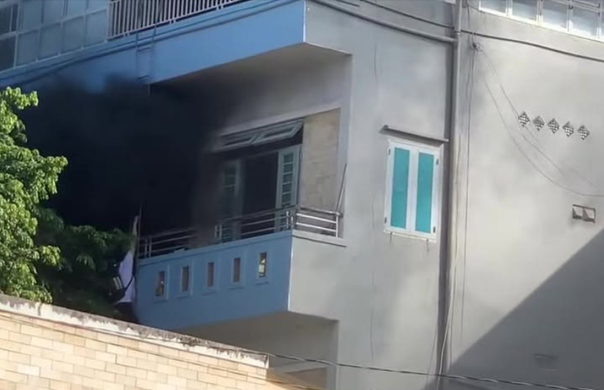 Cháy nhà 4 tầng ở TP.HCM, nhiều sinh viên đu ban công, trèo sang nhà bên cạnh thoát thân