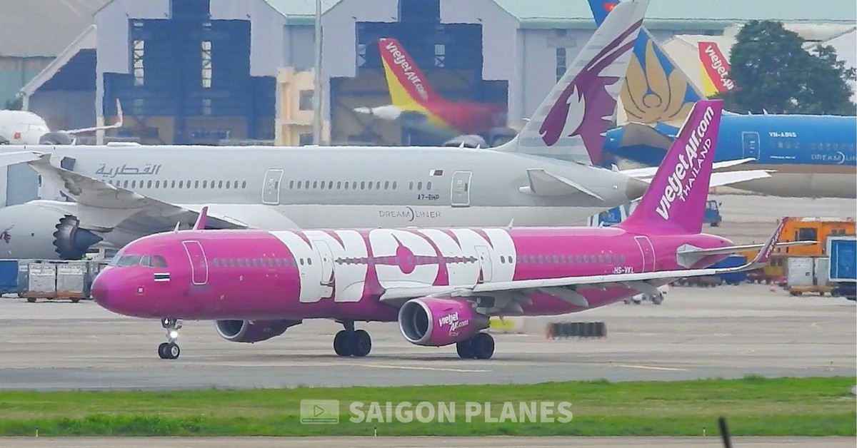 Máy bay lạ màu tím hồng, mang chữ “WOW” khổng lồ xuất hiện tại Tân Sơn Nhất