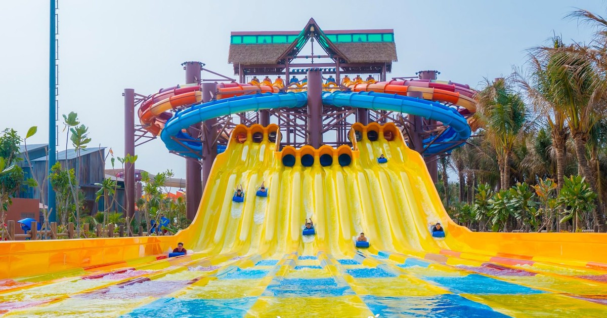 Ngắm 10 làn trượt nước dài hơn 1.000 m tạo nên kỷ lục thế giới trong công viên có 10.000 cây dừa ở TP.HCM