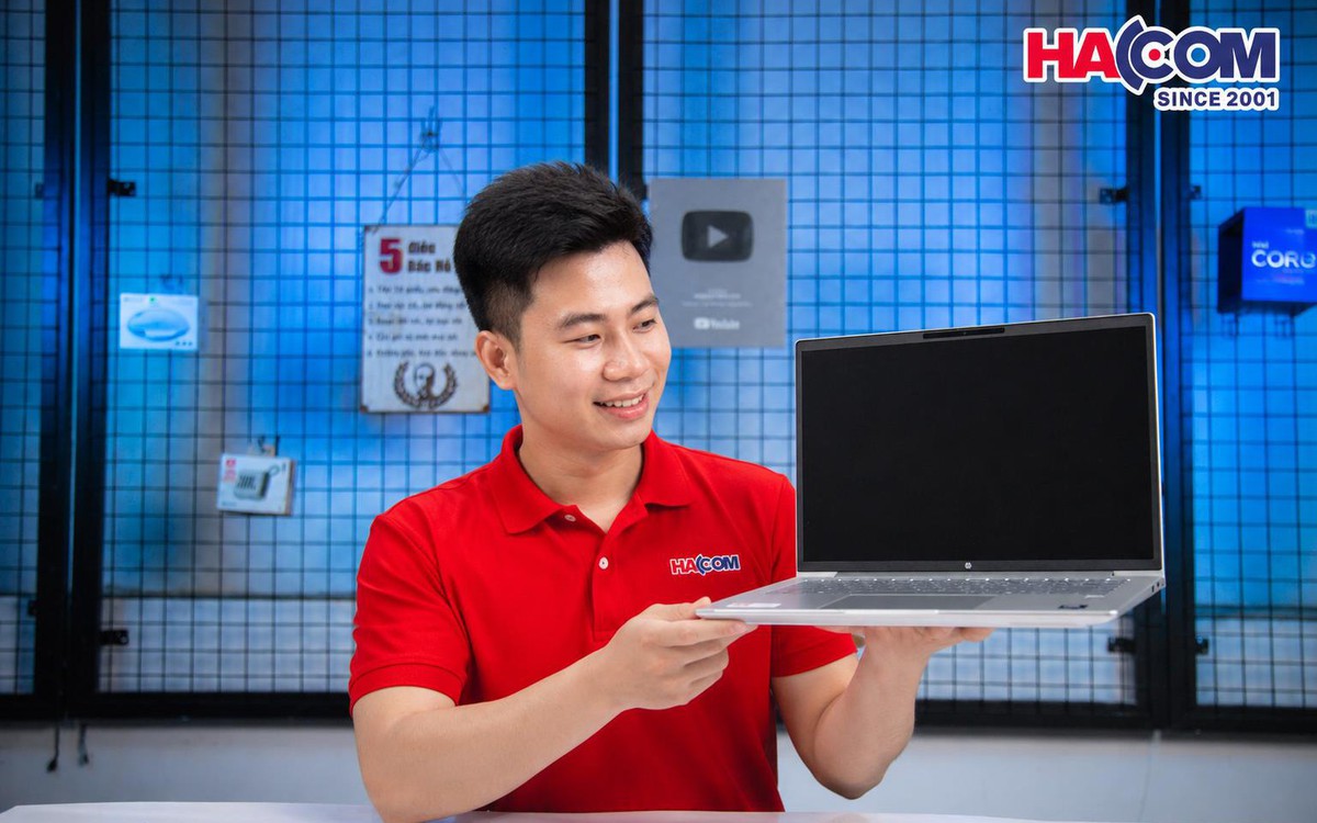 Vì sao showroom HACOM thu hút đông khách hàng công nghệ?