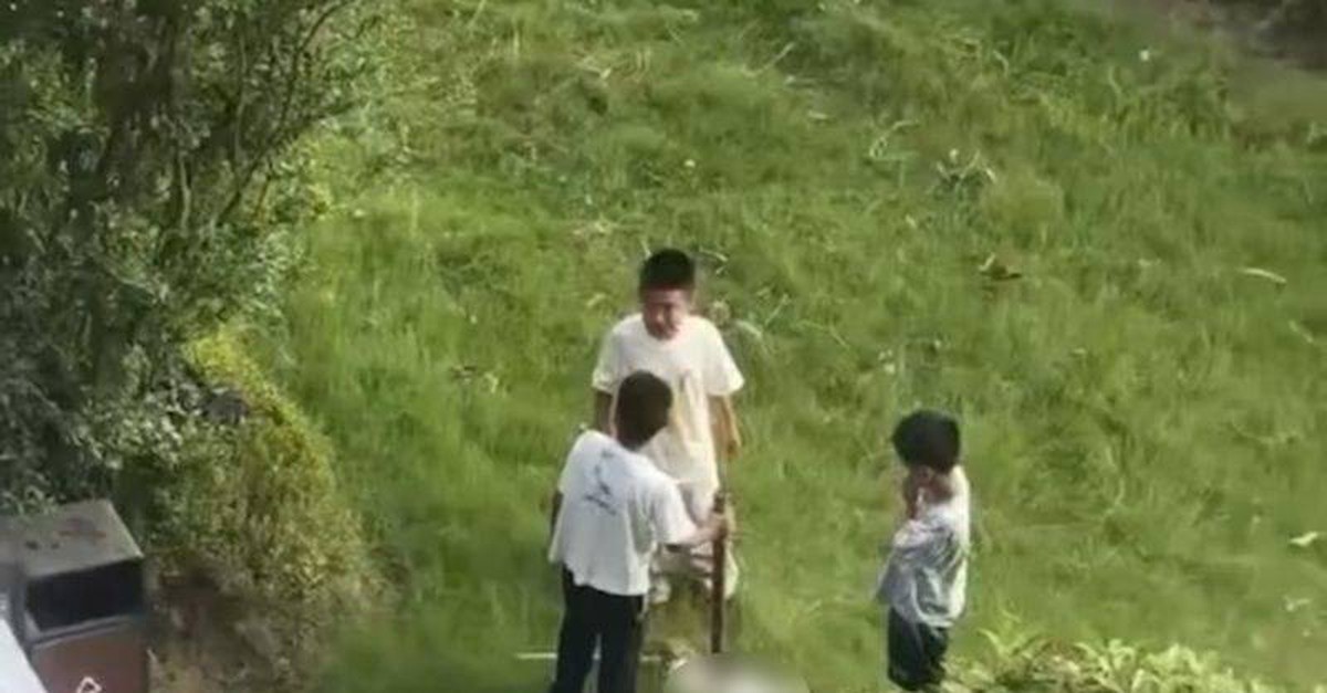 Hình ảnh 3 đứa trẻ này báo trước tương lai tăm tối: Cha mẹ thờ ơ việc "nhỏ", hậu quả khó lường