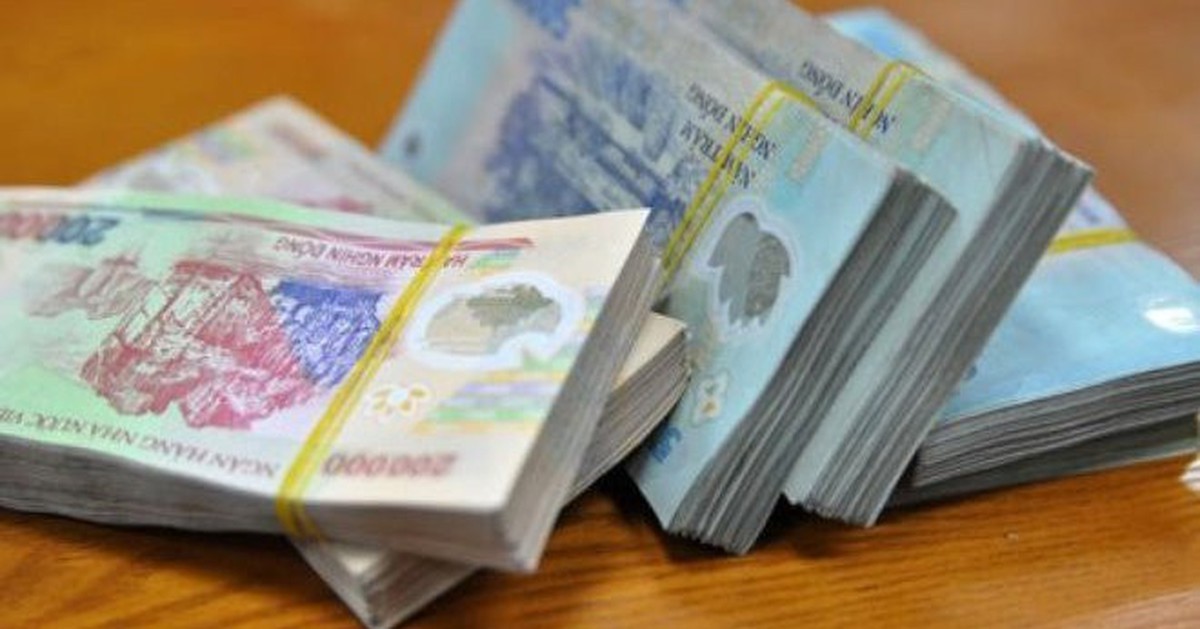 Công an điều tra cọc tiền mặt 100 triệu đồng nằm chỏng chơ bên đường, người phụ nữ ở Hà Nội được mời làm việc với cơ quan chức năng