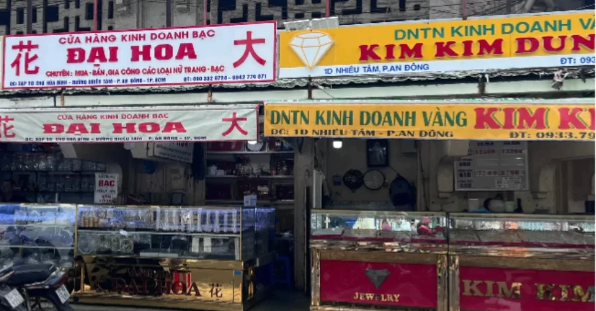 Cảnh khác lạ khi giá vàng giảm không ngừng