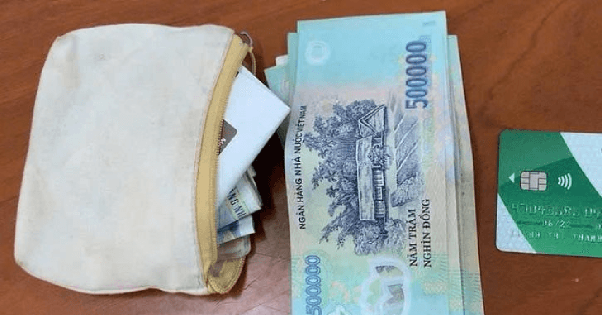 Phát hiện chiếc ví chứa xấp tiền mệnh giá 500.000 đồng và 1 thẻ ngân hàng tại 1 quán cà phê: Công an lập tức vào cuộc xác minh