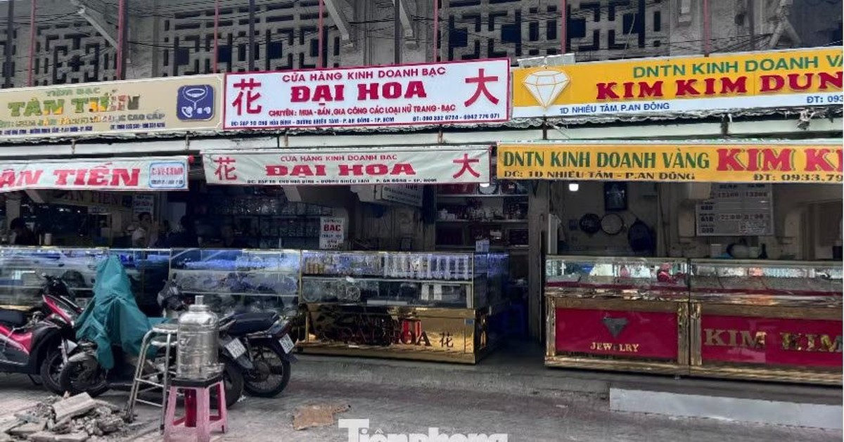 Người dân xếp hàng bán vàng, chịu lỗ cả chục triệu đồng/lượng: Khi nào kết thúc?