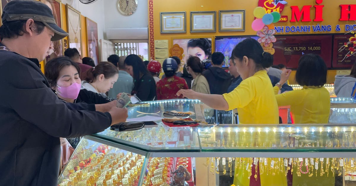 Khách đông nghẹt, tiệm vàng lâu đời tại TP.HCM giới hạn bán mỗi người 5 chỉ