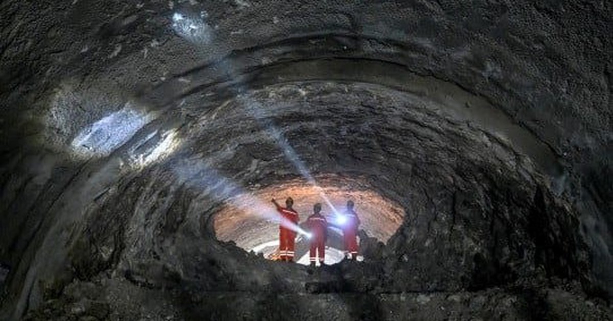 Láng giềng Việt Nam thả cỗ máy khổng lồ xuống nước, khoan xuyên nhiều lớp đất đá, lộ diện "kỳ quan" chưa từng có dưới con sông dài thứ 3 thế giới