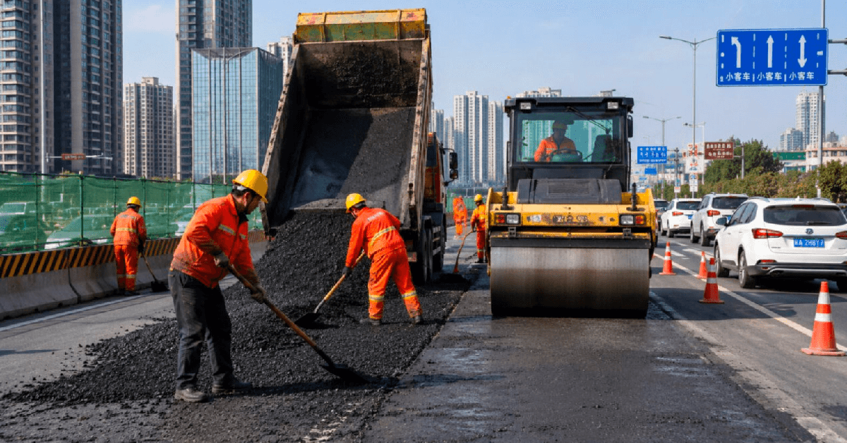 Xe điện hơn 3 tấn tràn ra đường, Trung Quốc chứng kiến gần 50% hạ tầng đường sá xuống cấp, thiếu tiền bảo trì