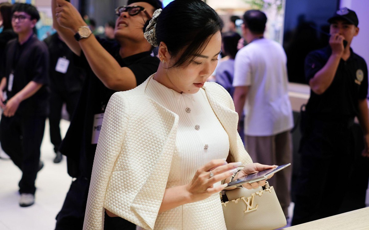 Không khí nô nức trong ngày đầu mở đăng ký trải nghiệm sớm Galaxy Z Fold8