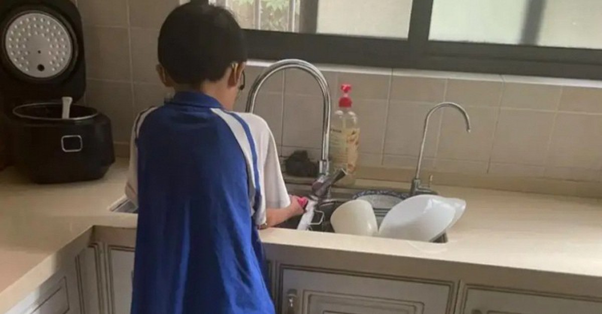 Đáng buồn nhất không phải con cái tiêu tiền của cha mẹ vô tội vạ, mà là kiểu con cái đã tiêu tiền còn hành xử như này!