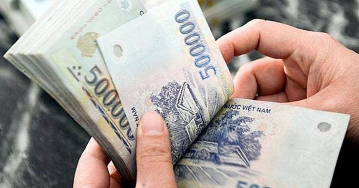 Phát hiện chiếc túi da chứa 3 cọc tiền mệnh giá 200K - 500K cùng 1 sổ tiết kiệm trị giá 4 tỷ đồng nằm chơ vơ tại nhà ga Cảng hàng không Pleiku