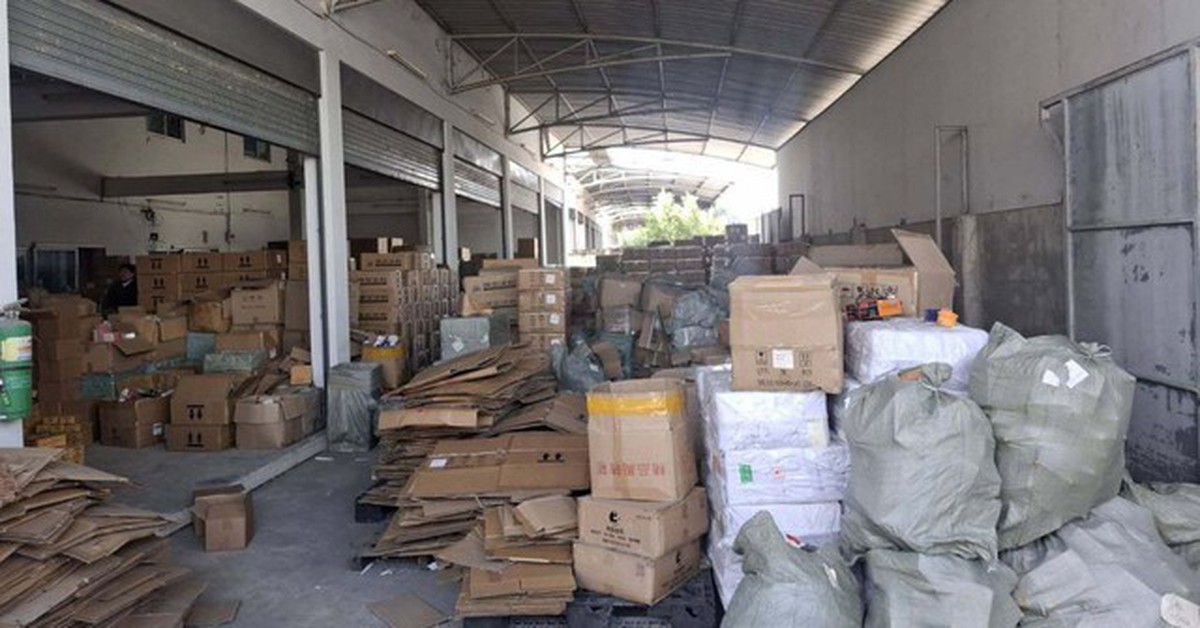 1 trung tướng chỉ huy cuộc đột kích, phát hiện đường dây nhập lậu dầu gội và sữa rửa mặt giả, tịch thu gần 120.000 sản phẩm