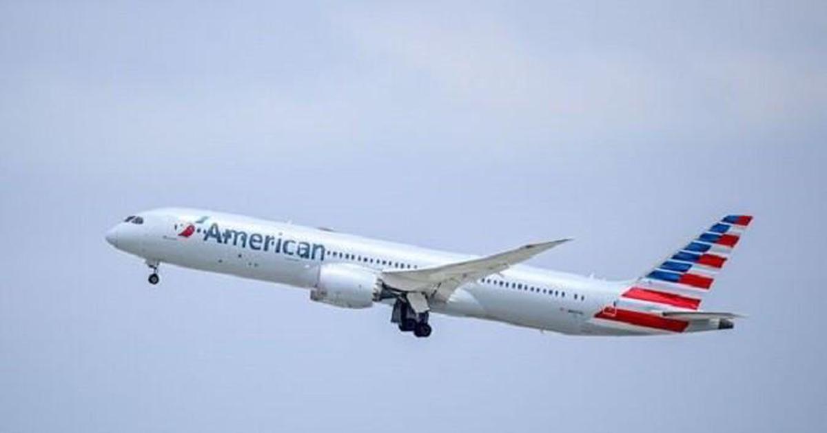 Vì sao chuyến bay của hãng American Airlines phải hạ cánh khẩn cấp?