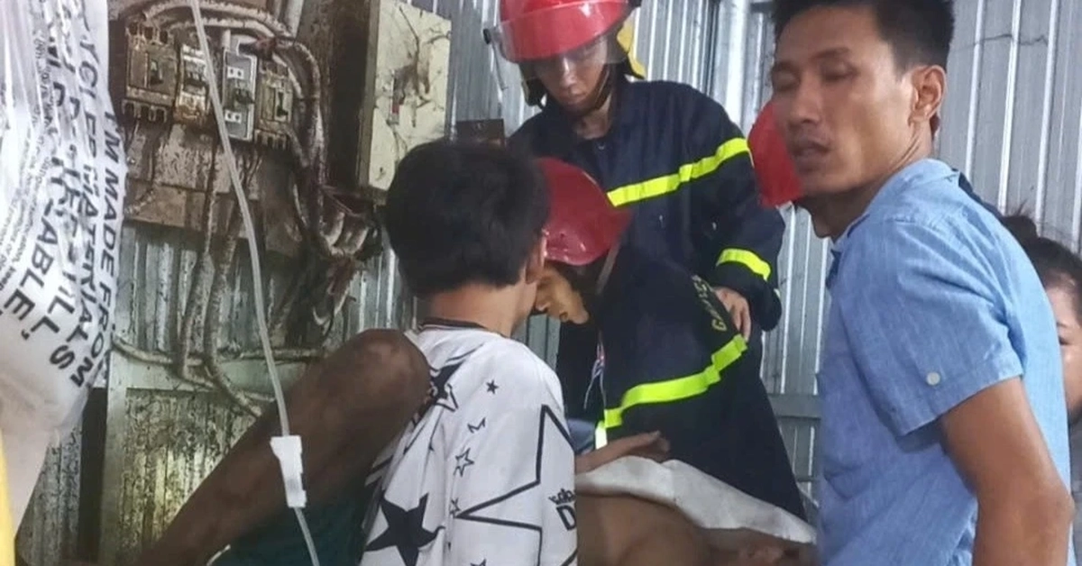 Khẩn cấp cứu nam thanh niên bị mắc kẹt cánh tay trong máy tái chế nhựa